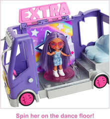 Păpușă Barbie Extra Mini Minis, Păpușă Extra Mini Minis cu Dubă Turistică cu Sclipici Extra, inclusiv accesorii pentru stația de machiaj și spectacol, cadou pentru copii, jucărie pentru vârsta de 3 ani și peste, HKF84