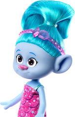 Mattel DREAMWORKS TROLLS Gemeinsam Stark – Haarige Überraschungen Chenille Puppe mit leuchtend blauen Haaren zum Stylen, lila Stirnband, für Kinder ab 3 Jahren, HNF15