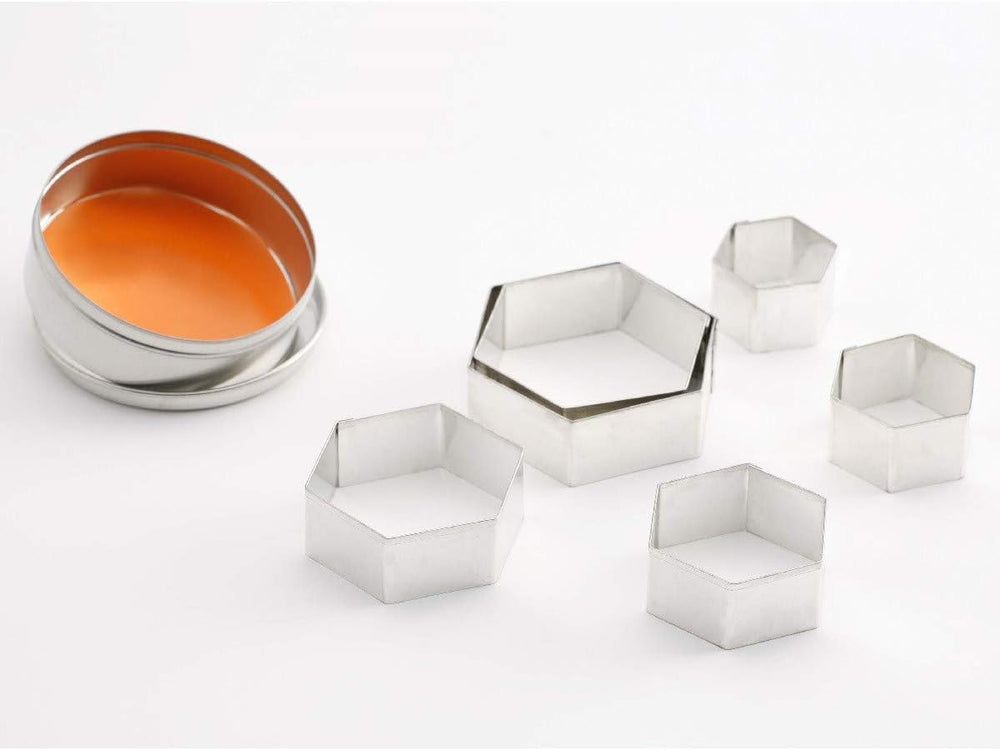 Set de forme pentru biscuiți thermohauser (oțel inoxidabil), hexagonale, margine netedă, 6 piese, diametru 4,5 - 9,5 cm, ambalate într-o cutie de depozitare din tablă, argintii