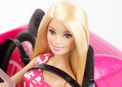 Barbie Puppe und Cabrio in rosa mit Glitzer, realistische Reifen Logo, Spielzeug ab 3 Jahren, DJR55