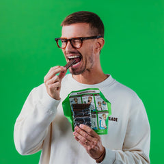 JOKOLADE 12 Riegel x 140g Sparpaket | Mit karamellisierten Erdnüssen und knusprigen Cerealien | Vegan und kakaofrei