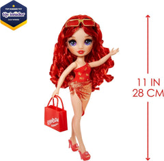 Rainbow High Swim & Style – Ruby (rot) – 28 cm große Puppe mit glänzendem Pareo, kann auf mehr als 10 Arten getragen werden – ausziehbarer Badeanzug, Sandalen, Spielzubehör – Spielzeug – ideal für Naty Shop Dolls im Alter von 4 bis 12 Jahren