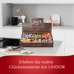 Lindt Schokolade LINDOR, Thekendisplay | 1718 g | Ca. 138 Trüffel in den Sorten Milch, Schwarz 70 %, Halbbraun, Stracciatella, Weiß, Pistazie | Schokoladen-Geschenkset | Geschenkschokolade | Großpackung