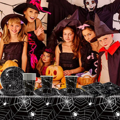 Set de tacâmuri din hârtie cu păianjeni de Halloween, format din 49 de piese, inclusiv farfurii, șervețele, pahare și față de masă. Set de tacâmuri negre pentru petrecere, cu farfurii de desert, șervețele și pahare.