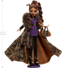 Monster High Puppe, Clawdeen Wolf House of Wolf Sammelfigur mit Kunstpelz-Jacquard-Mantel, violettem Blazerkleid, Pantaboots und goldenen Accessoires, JDR66
