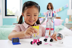 Păpușă Barbie aniversară de 65 de ani și 10 accesorii, set astronaut cu păpușă brunetă, rover cu roți, cască spațială cu vizieră schimbătoare și multe altele, HRG45