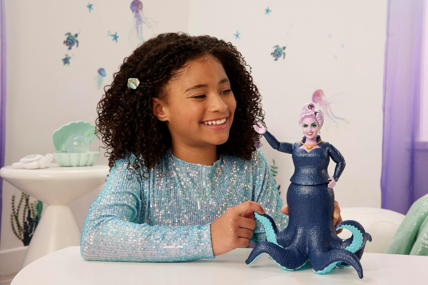 Mattel DISNEY Ariel, Sirena - Ursula cu tentacule, colier detașabil și coafură lavanda pentru o distracție nesfârșită la coafură, potrivită pentru copii de la 3 ani în sus, HLX12 Papusi Naty Shop
