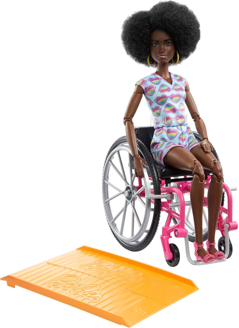 Barbie Fashionistas, păr negru, scaun cu rotile cu salopetă colorată, scaun cu rotile cu rampă, păpușă inclusă, cadou pentru copii, jucărie pentru vârsta de 3 ani și peste, HJT14