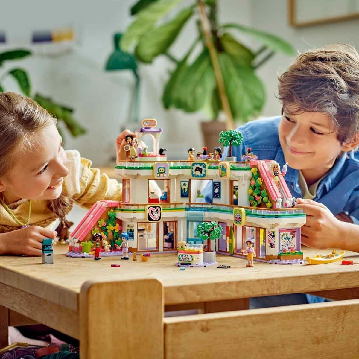 Magazin LEGO Friends Heartlake City, jucărie de casă de păpuși pentru fete și băieți, set cu figuri, promovează dezvoltarea socio-emoțională, cadou pentru copii de la 8 ani 42604 Seturi de constructie Besuche den LEGO-Store
