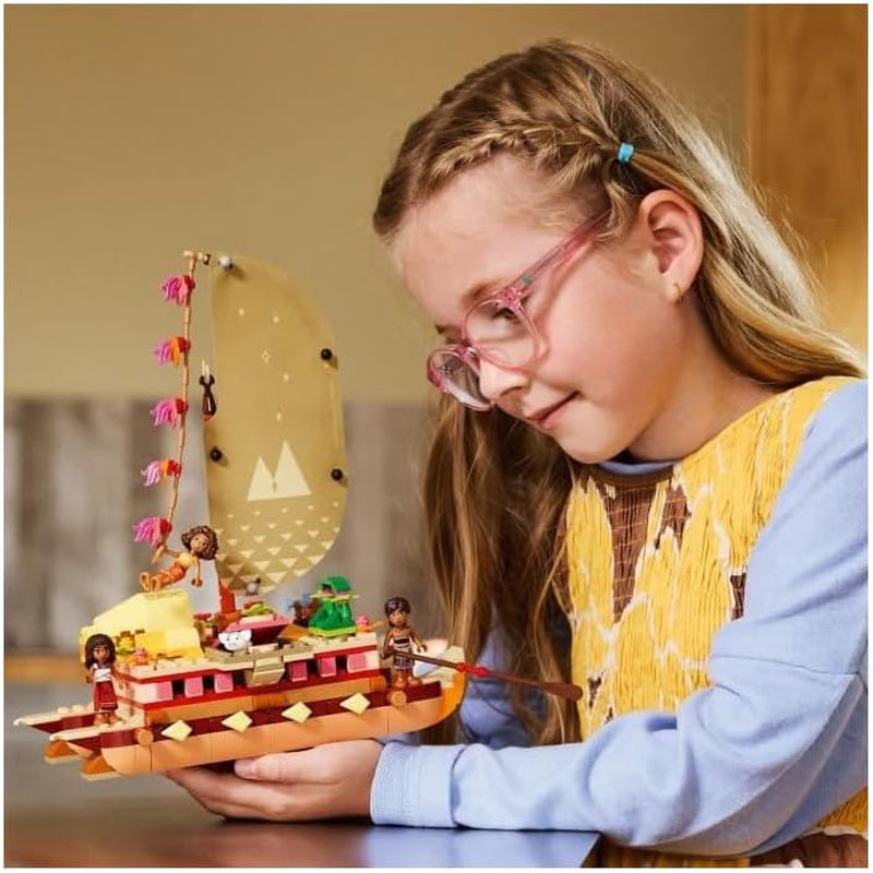 LEGO Ç€ Disney Vaiana 2: Pluta de aventură a Vaianei - Barcă de jucărie cu vele, punte detașabilă, foc de tabără și 3 mini păpuși, inclusiv Loto și Moni - Cadou pentru fete 6+ și fani - 43270 Seturi de constructie Besuche den LEGO-Store