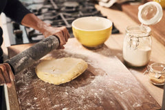 STAUB Teigroller, Nudelholz, Länge: 45 cm, Rollbreite: 26 cm, Schwarzes BPA-freies Silikon und Akazienholz, Ergonomischer Griff, Schwarzes und Braun