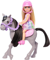 Barbie Chelsea und Pony-Puppe und Ponys – reiten beim Spielen, um sicher auf dem Pferd zu sitzen, rosa Sattel und Stöcke, inklusive Helm und süßem karierten Kleid, ab 3 Jahren, HTK29 Naty Shop Dolls Standardtitel