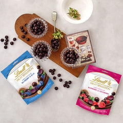 Lindt Chocolate Sensation Fruit Blueberry und Acai | 150 g | Dunkle Schokoladenkugel mit raffinierter Fruchtfüllung auf Apfelbasis | Geschenk aus Schokolade | Schokoladengeschenk