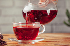 Babcia Jagoda - Ceai de fructe „Fruchtige Verführung” - 20 pliculețe de ceai - Cu hibiscus, măr, aronia, mure, măceșe, coajă de portocală - Aromă intensă de fructe, fără cofeină, vegan, natural, Cay - 40G