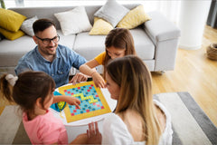 Mattel Games Scrabble Junior - Joc de cuvinte și joc pentru copii, Joc de societate potrivit pentru 2-4 copii cu vârsta de 6 ani și peste, Designul poate varia, Versiune germană, Y9670