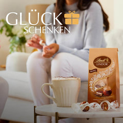 Lindt-Schokolade | LINDOR Tiramisu-Tasche | 137g | 11 Milchschokoladenkugeln mit zartschmelzender Tiramisu-Füllung | Geschenk aus Schokolade