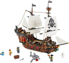 LEGO Creator 3-in-1-Piratenschiff-Set, Spielzeug mit 3 Bauoptionen, Baue eine Piraten-Taverne oder eine Totenkopf-Pirateninsel, enthält 3 Rollenspiel-Abenteuer-Minifiguren 31109 Bausätze Besuchen Sie den LEGO-Store