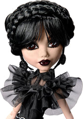 Monster High Wednesday Puppe, Rave’N Wednesday Sammelfigur in schwarzem Gothic-Kleid, inspiriert von der Tanzszene, Premium-Accessoires und Puppenständer, HXJ03