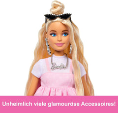 Păpușa Barbie Deluxe Style nr. 3 cu ținută Barbiecore, păr blond prins într-un coc înalt, rochie roz pastel cu fundă supradimensionată și accesorii precum colanți plasă, HYV27