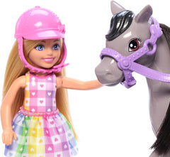 Barbie Chelsea und Pony-Puppe und Ponys – reiten beim Spielen, um sicher auf dem Pferd zu sitzen, rosa Sattel und Stöcke, inklusive Helm und süßem karierten Kleid, ab 3 Jahren, HTK29 Naty Shop-Puppen