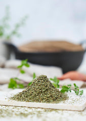 Fuchs Gewürze - Majoran gerebelt - zum Würzen von Kartoffelgerichten, Fleischgerichten oder Eintöpfen - natürliche Zutaten - 10 g in wiederverwendbarer, recyclebarer Dose