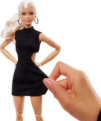 Barbie Basics Modell 2 Sammlerpuppe mit blonden Haaren, schwarzem Minikleid und Gladiatorstiefeln, universelle Passform, beweglicher Körper und austauschbarer Kopf, JBH71 Naty Shop-Puppen