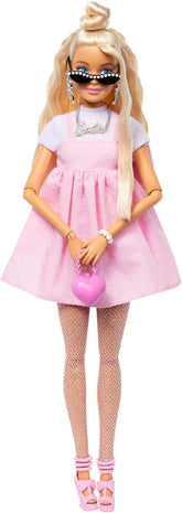 Păpușă Barbie Deluxe Style nr. 3 cu ținută Barbiecore, păr blond în coc înalt, rochie roz pastel cu fundiță supradimensionată și accesorii precum colanți Fishnet, HYV27 Papusi Naty Shop Blondă
