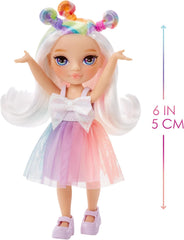Rainbow High Littles - Opal Raine - Păpușă de modă mică, articulată - Păpușă de 14 cm în culorile curcubeului cu geantă și unicorn magic - pentru copii și colecționari, Curcubeu