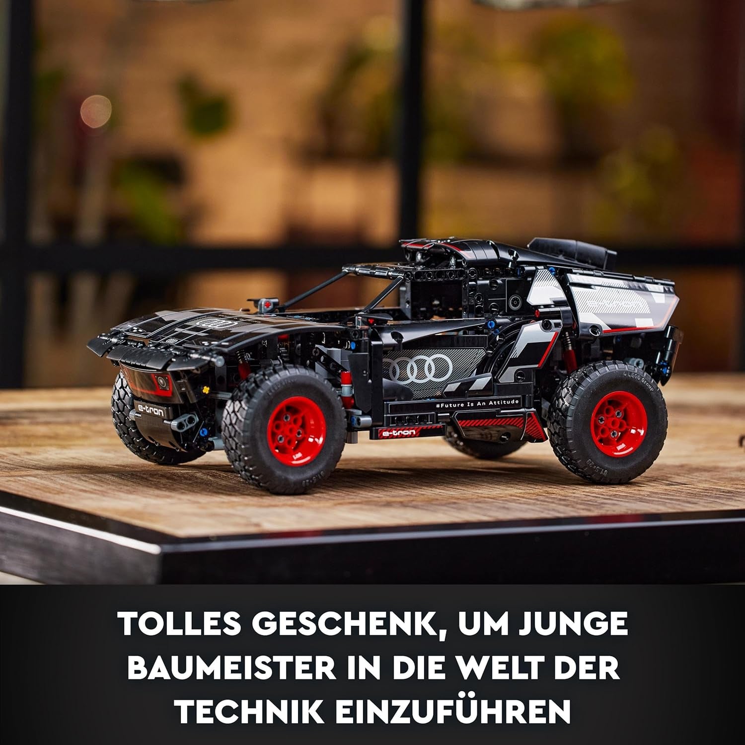 LEGO 42160 Technic Audi RS Q E-Tron, mașină de raliu controlată de la distanță, Dakar rally off-road car, RC controlat prin aplicație cu Control +, cadou pentru băieți, fete și fani de la 10 ani pentru a construi Seturi de constructie Besuche den LEGO-Store