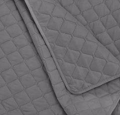 Übergroße Bettdecke mit Relief von Amazon Basics, 170 x 210 cm, dunkelgraues Rautenmuster. Betten und Decken. Besuchen Sie den Amazon Basics-Store