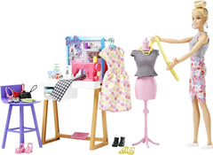 Barbie HDY90 - Păpușă designer de modă (30,40 cm) și studio, peste 25 de accesorii de design și modă, birou de design, scaun, mașină de cusut, mostre de materiale textile, manechin și multe altele, jucărie pentru vârste de 3 ani și peste