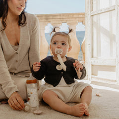 Set cadou Suavinex pentru nou-născuți. Set cu 4 piese, inclusiv: suzetă Physiological SX Pro pentru bebeluși 0-6 luni + suport pentru suzetă + husă pentru suzetă Duo + inel de dentiție din silicon. Wonderland, bej