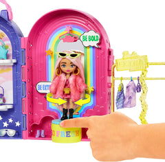 Barbie Extra Minis, Păpușă Extra Mini și Set de Joacă Boutique, Dulap cu Dulapuri, Rafturi, Oglinzi, Platformă 360, Păpușă Extra Mini cu Accesorii de Păr Roz, HHN15