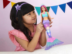 Barbie Dreamtopia Păpușă Sirenă Magică cu Lumină și Păr Blond, Păpușă Barbie cu Coadă de Sirenă, Potrivită ca și Cadou pentru Copii de la 3 Ani în sus, HDJ36