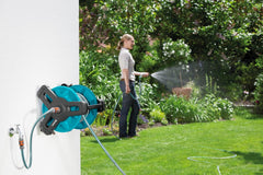 Set rolă furtun Gardena Classic de perete 50: Rolă furtun mobilă, economisitoare de spațiu, montabilă pe perete și detașabilă oricând, cu furtun de 20 m, duză de pulverizare și piese de sistem (8009-20)