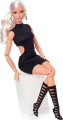 Barbie Basics Modell 2 Sammlerpuppe mit blonden Haaren, schwarzem Minikleid und Gladiatorstiefeln, universelle Passform, beweglicher Körper und austauschbarer Kopf, JBH71 Naty Shop-Puppen