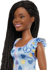 Păpușa Barbie Fashionistas nr. 229 cu sindrom Down, într-o rochie cu model de inimă, dezvoltată în colaborare cu Societatea Națională pentru Sindromul Down, HYK14