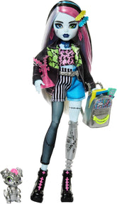 Păpușă Monster High Frankie Stone cu jachetă din denim și pantaloni scurți, include câinele Watzie și accesorii precum un rucsac, o gustare și un notebook, HXH73 Papusi Naty Shop Câine Watzie