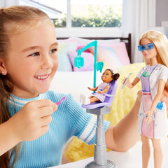 Păpușă Barbie Dentist, Păpușă la modă cu păr blond, rochie albastră și halat de laborator, Păpușă pentru 1 copil, Accesorii de examinare și accesorii asortate, JCR74