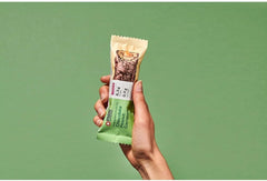 MaxiNutrition Cremiger veganer Proteinriegel mit Schokolade, Erdnüssen und Karamell 12x45g – veganer Proteinriegel, 18% Protein, 8,3g pro Riegel, geringer Zuckergehalt (0,9g), kein zugesetzter Zucker, keine künstlichen Aromen