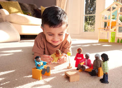 Hape Doll Family – Set de accesorii pentru casă de păpuși cu 6 piese, culoare piele închisă, cu figurine din lemn și material textil, joc de rol, jucărie educativă, jucărie interactivă de învățare pentru copii cu vârsta de 3 ani și peste