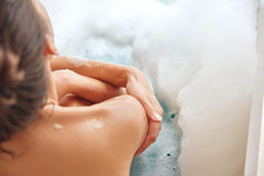 Kneipp Aromaschaumbad Kalte Jahreszeit, Badezusatz mit natürlichen ätherischen Ölen aus Eukalyptus und Minze, 400 ml Dusche und Bad Naty Shop