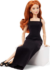 Mattel Barbie Basics Model 4, păpușă de colecție cu bucle roșii, rochie mini neagră și cizme, modă universală, corp mic mobil și cap interschimbabil, JBH74 Papusi Naty Shop