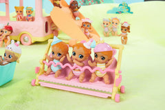 BABY born 904763 Autobuz Surpriză Bebeluși - autobuz de jucărie roz pentru păpuși mini mici, cu 2 păpuși exclusive, cărucior triplu, balansoar, carusel, tobogan și leagăn triplu.