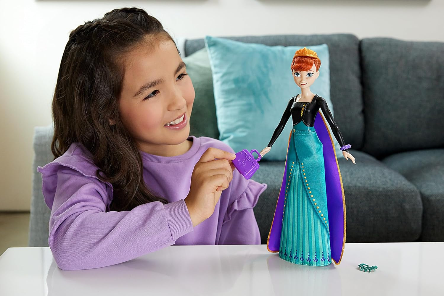 Mattel Disney Die Eiskönigin Anna Modepuppen-Set, Spin & Reveal mit 11 Überraschungen, darunter 5 Accessoires, 5 Sticker und eine Szene zum Spielen, vom Disney-Film inspiriert, HXD27