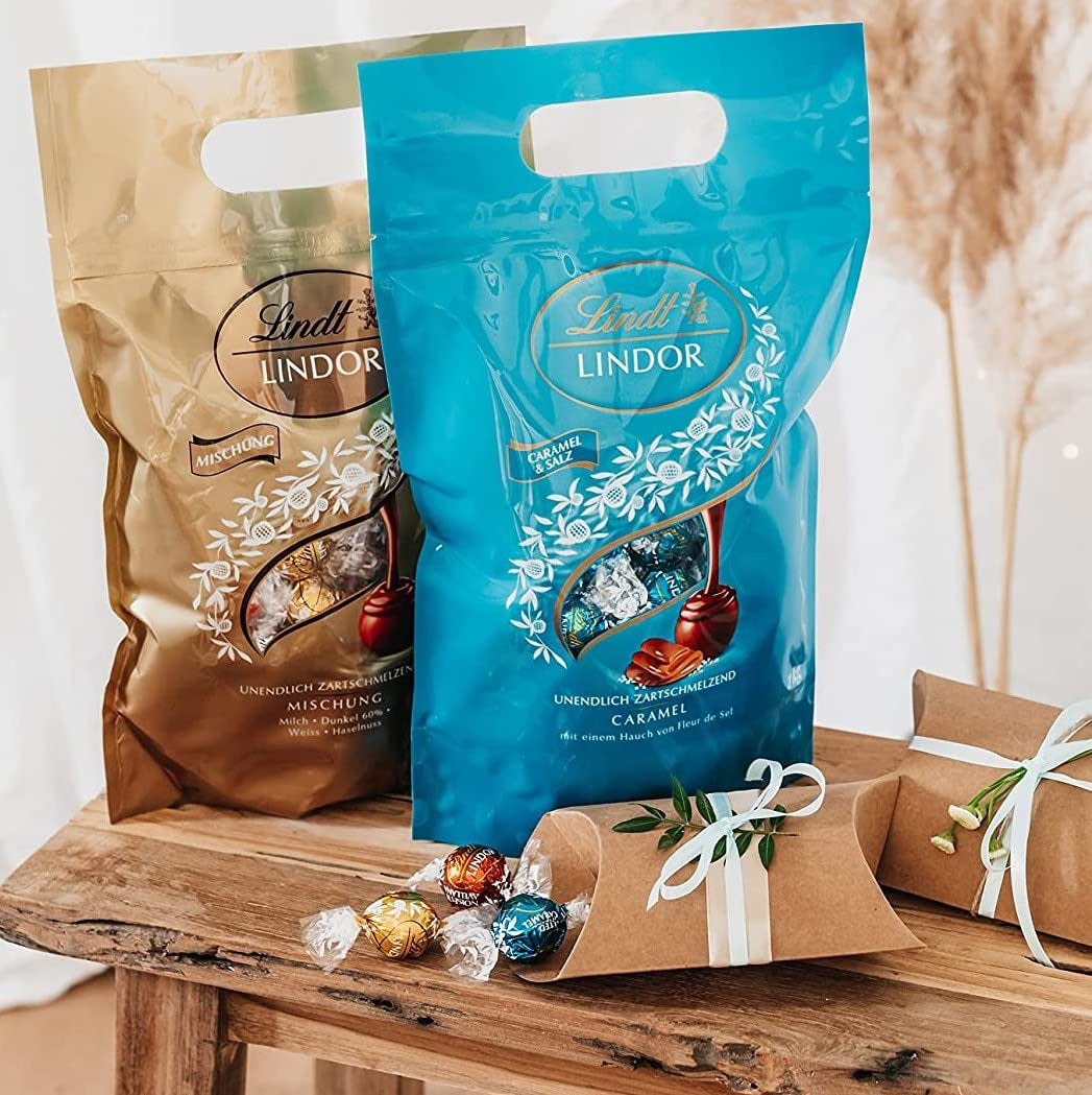 LINDOR Schokokugeln mit gesalzenem Karamell | ca. 80 Milchschokoladenkugeln mit Salzkaramellfüllung | Großpackung & Marc de Champagne-Schokoladenkugeln | 700 g