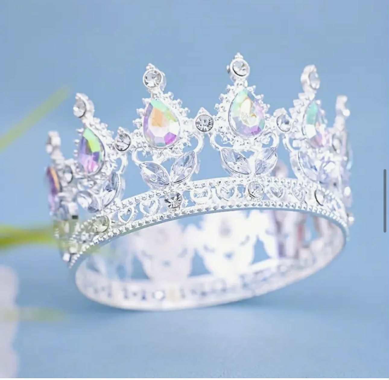 Silberne Metallkrone mit Steinen