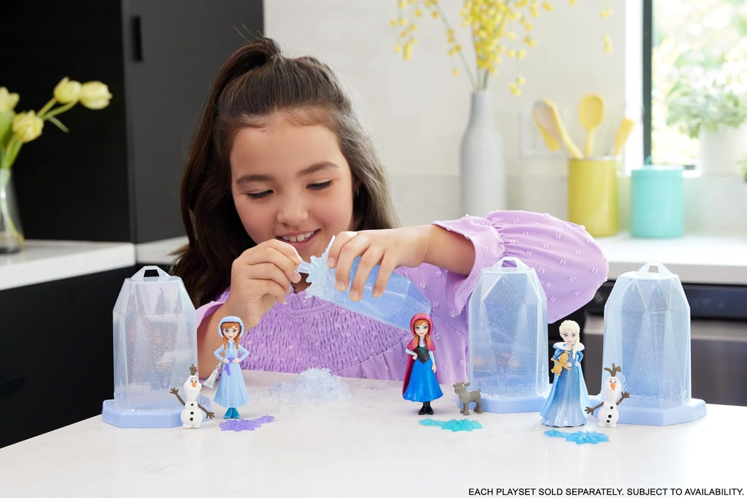 Mattel Disney Frozen Ice Reveal, păpușă mică cu gel pufos de gheață și 6 surprize, inclusiv figurină prietenă și accesorii (păpușile pot varia) HRN77