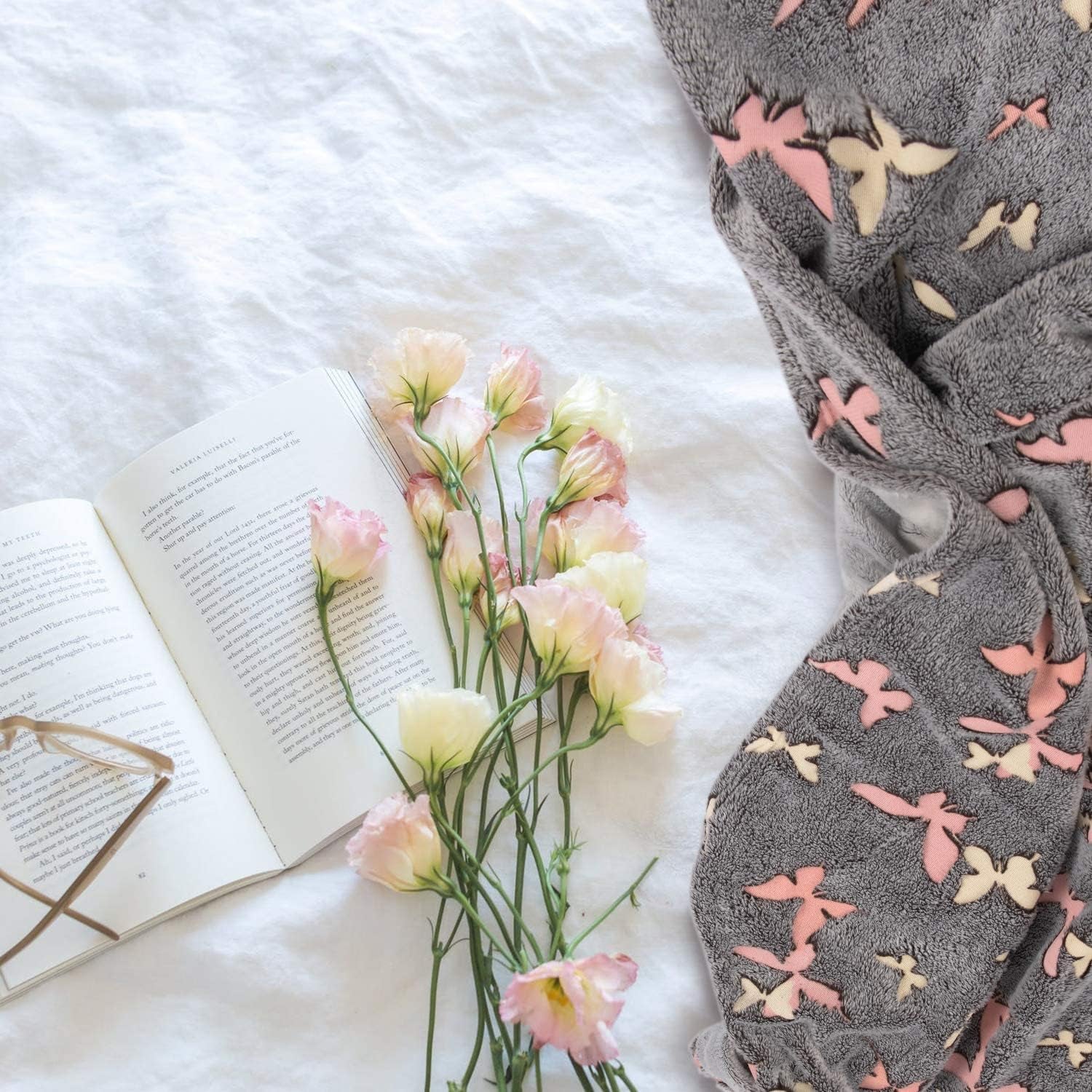 Kanguru Glow Tagesdecke, im Dunkeln leuchtende Decke, Schmetterlingsdecke, weiche Decke, 130 x 150 cm, leuchtende Sofa-Tagesdecke. Im Dunkeln leuchtende Kinderdecke, grau. Betten und Decken. Besuchen Sie den Kanguru-Store