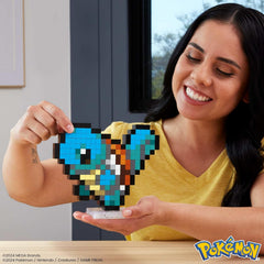MEGA Pokémon Schiggy - zusammenbaubare Figur im Retro-Look, Pixel Art, 15 cm groß, inklusive Basis zur Wandmontage, für Erwachsene und erfahrene Sammler, HTH77